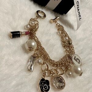 Black Camellia Charm#5 in Gold-tone Elegant Bracelet Designer Style